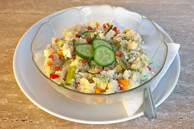 Quinoasalat mit Ananas