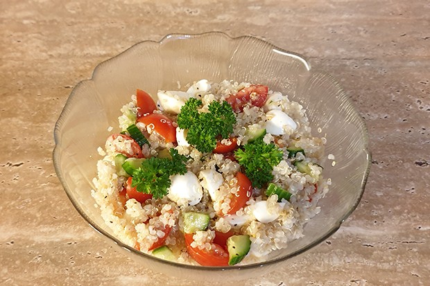 Quinoa-Tomaten-Mozzarella Salat