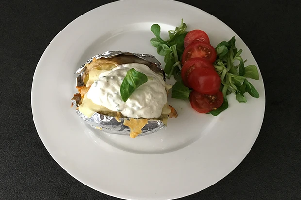 Ofenkartoffel gef&uuml;llt mit Gem&uuml;se und K&auml;se