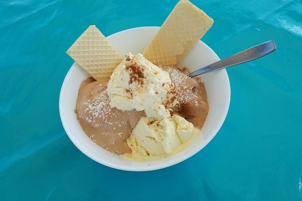 Vanilleeis mit Carob und Kokos