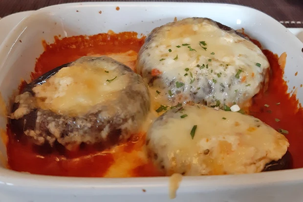 Gef&uuml;llte Champignons mit Feta-K&auml;se und Tomaten