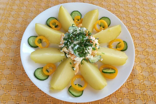 Ged&auml;mpfte Erd&auml;pfel mit Frischk&auml;se