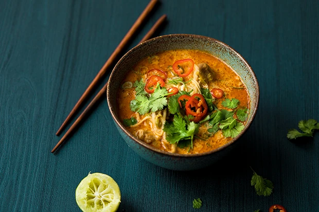 Asiatische Laksa Suppe mit Huhn