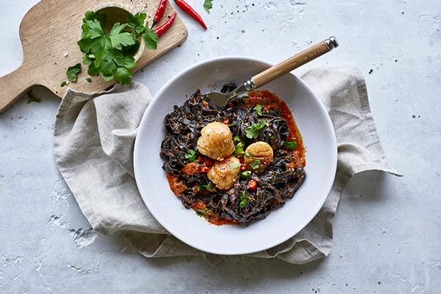 Tintenfisch-Nudeln mit Jakobsmuscheln