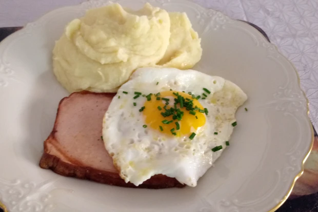 Fleischk&auml;se mit Spiegelei