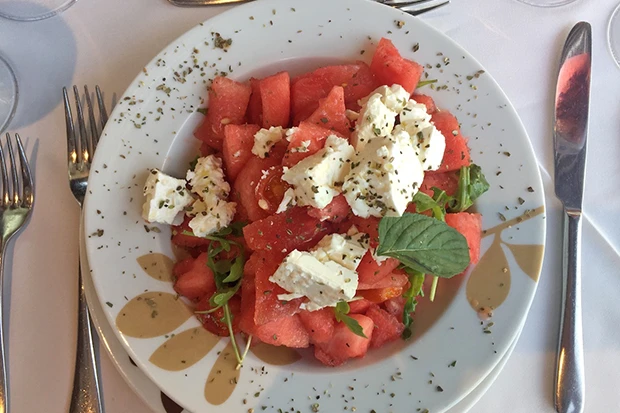 Griechischer Wassermelonensalat mit Feta und Minze