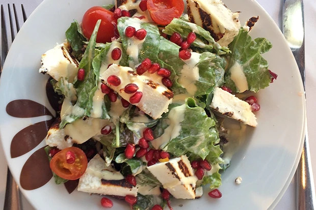 Griechischer Manouri-Salat mit Rucola, Kirschtomaten und Granatapfel