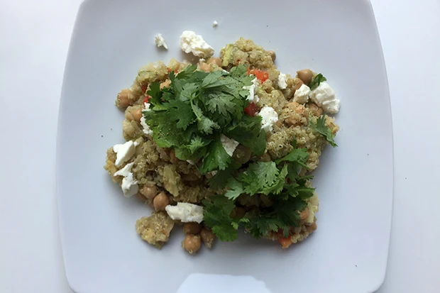 Quinoa-Kichererbsen-Salat mit Avocado, Mandel und Paprika
