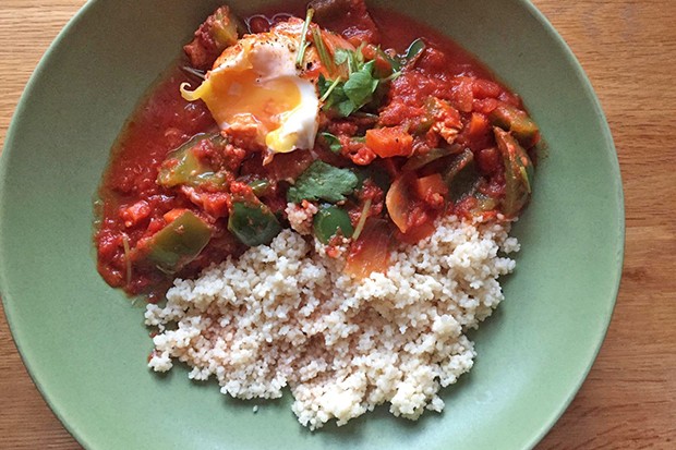 Shakshuka mit Bulgur und pochiertem Ei