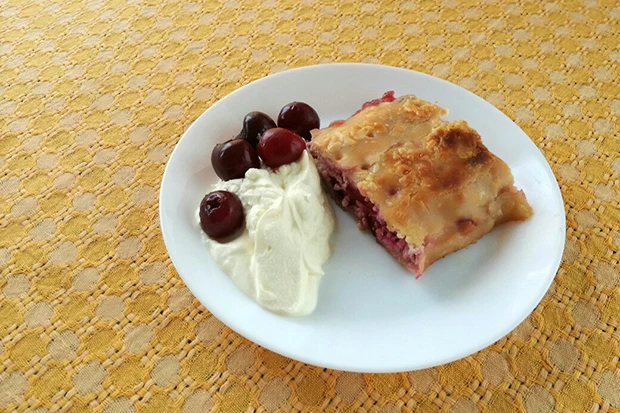 Kirsch-Topfenstrudel mit Bl&auml;tterteig