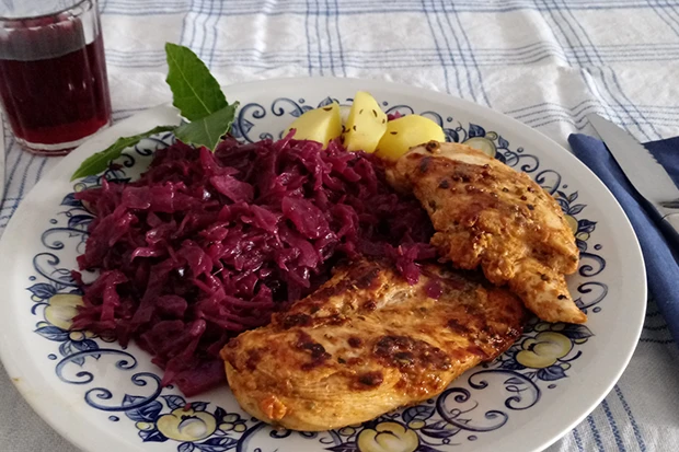 H&uuml;hnerfilet mit Blaukraut