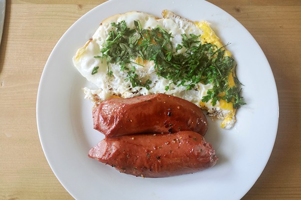 Knackwurst mit Spiegelei