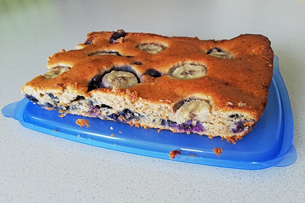 Blechkuchen mit Heidelbeeren und Bananen