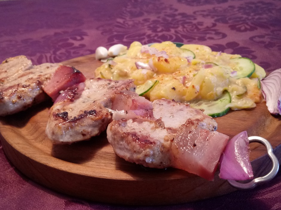 Rasnici mit Gurkenkartoffelsalat