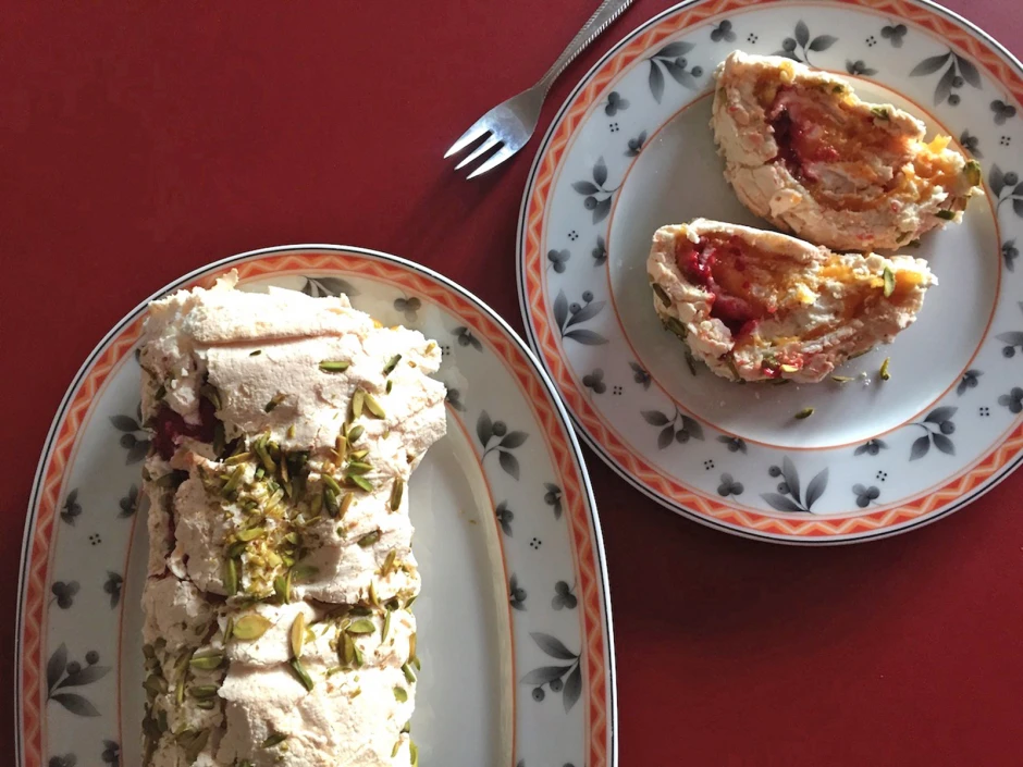Baiserroulade mit Pistazien, Zitronencreme und Beeren