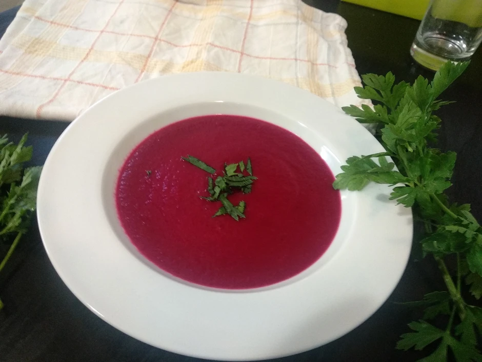 Rote-Rüben-Suppe mit Apfel und Ingwer