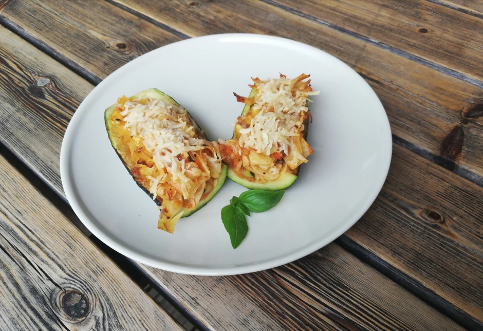Vegetarisch gef&uuml;llte Zucchini