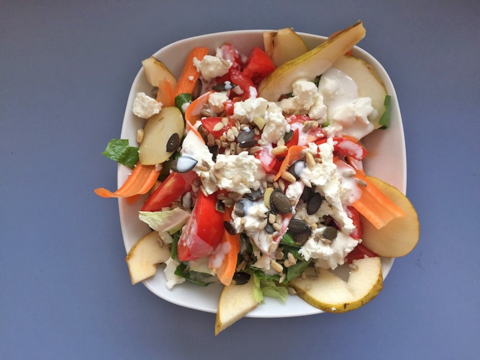 Bunte Salatschüssel mit Feta und Birne