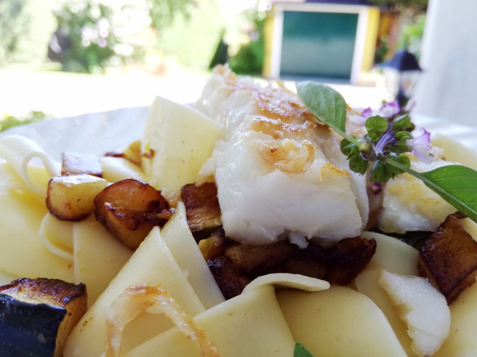 Kabeljau mit Zucchini und Nudeln