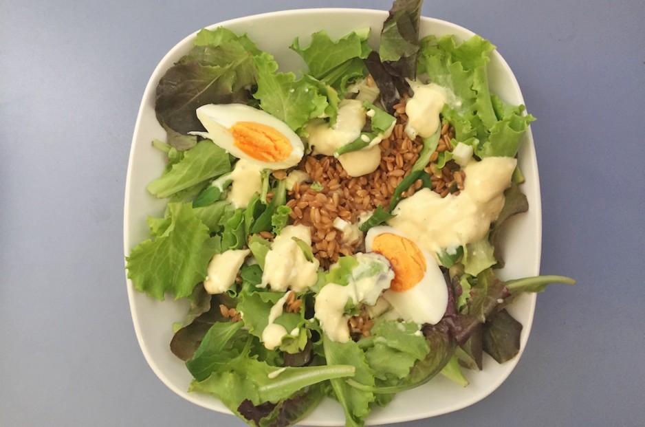 Blattsalat mit Einkorn, Feta und Ei
