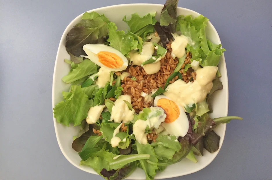 Blattsalat mit Einkorn, Feta und Ei