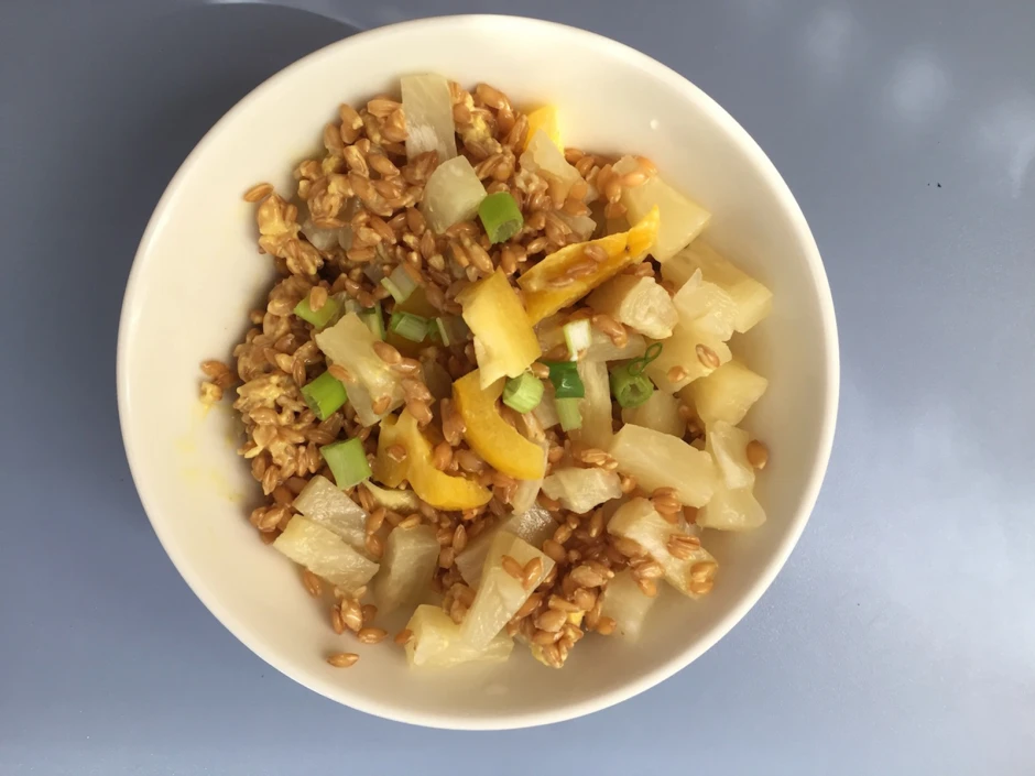 Einkornsalat mit Currydressing, Ananas und Paprika