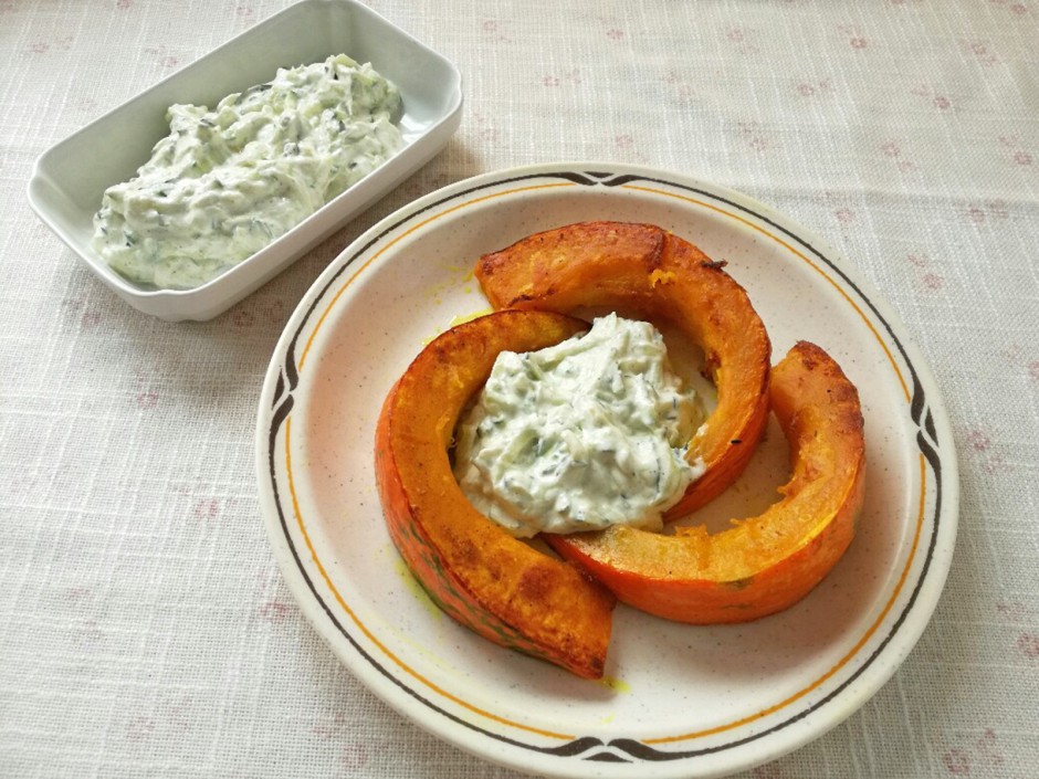 Gebratene Hokkaido-Spalten mit Zucchini-Rahm