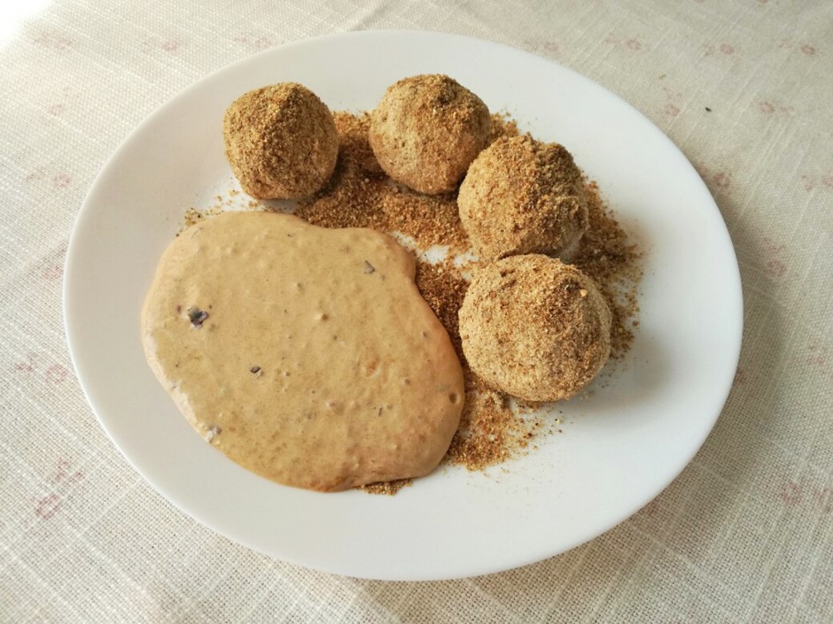 Topfenknödel in Erdmandelbrösel und Zwetschkenmus