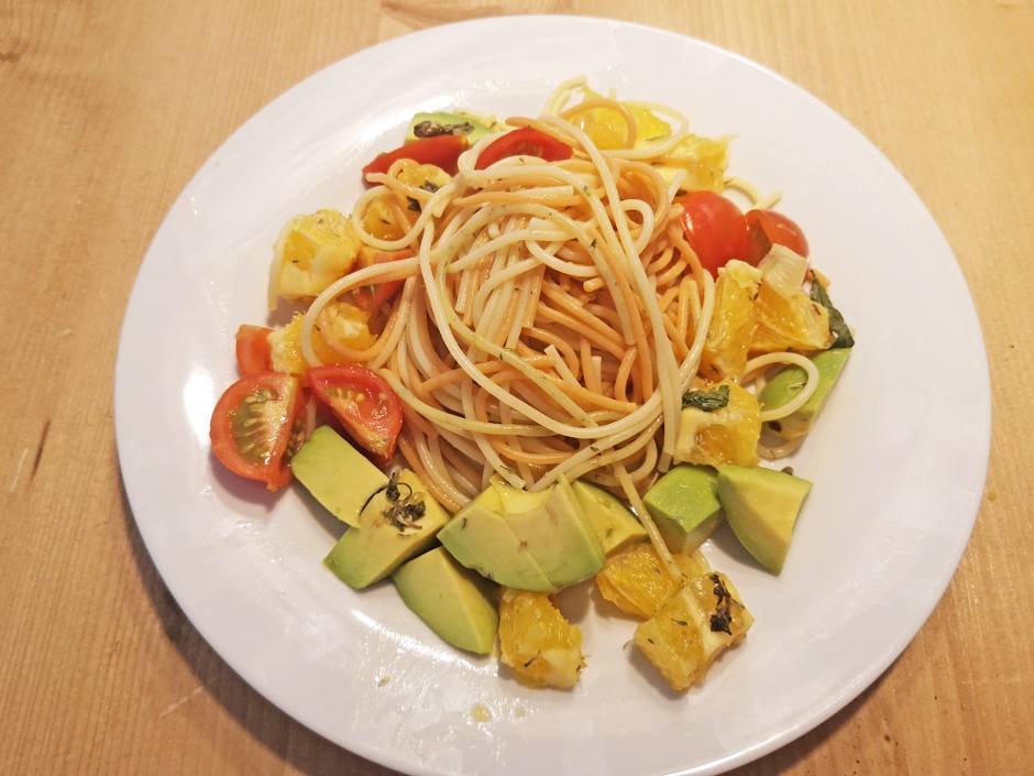 Bunte Nudeln mit Avocado