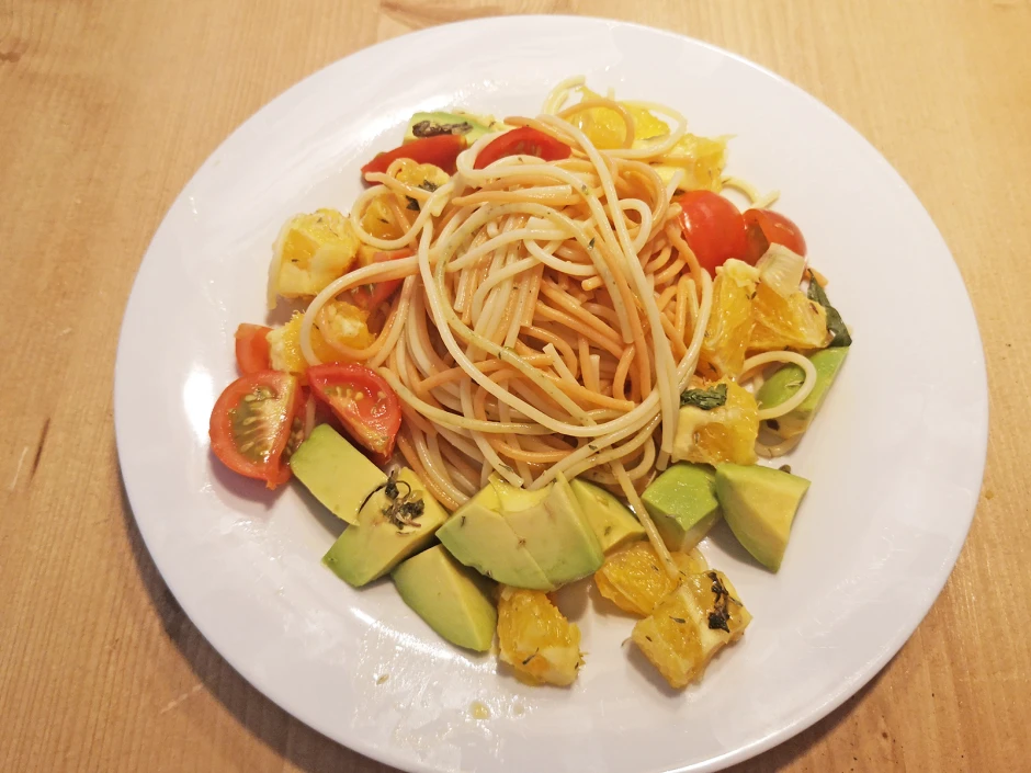 Bunte Nudeln mit Avocado