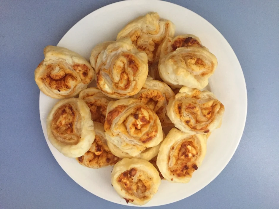 Bl&auml;tterteigschnecken mit Paprika und Feta