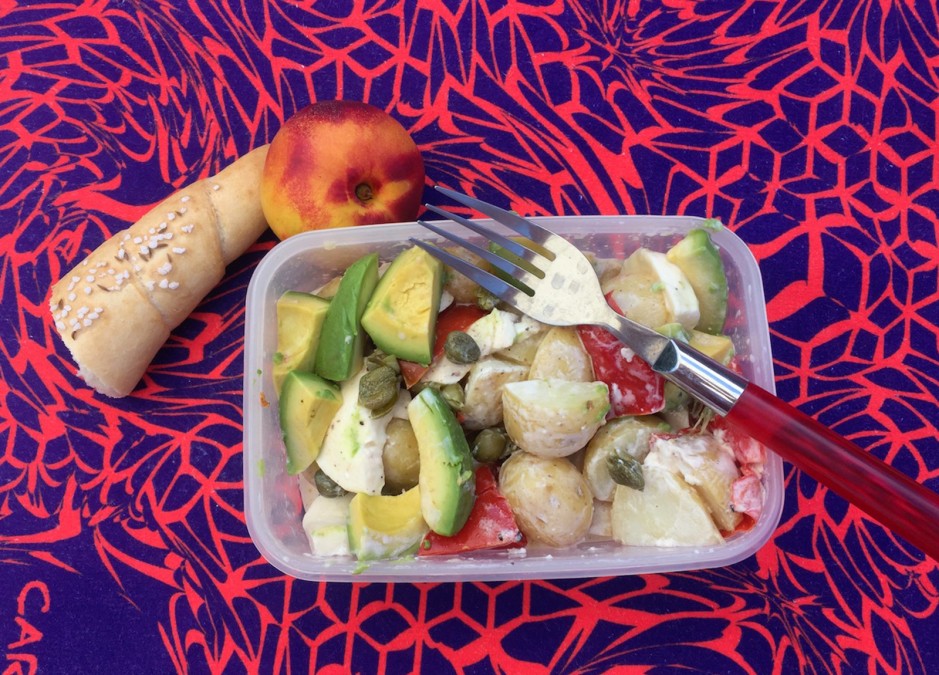 Erdäpfel-Avocado-Mozzarella-Salat in Sauerrahmdressing