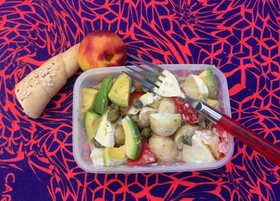 Erd&auml;pfel-Avocado-Mozzarella-Salat in Sauerrahmdressing
