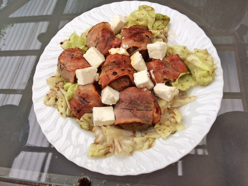 Speckfeigen mit Schafkäse auf Salat
