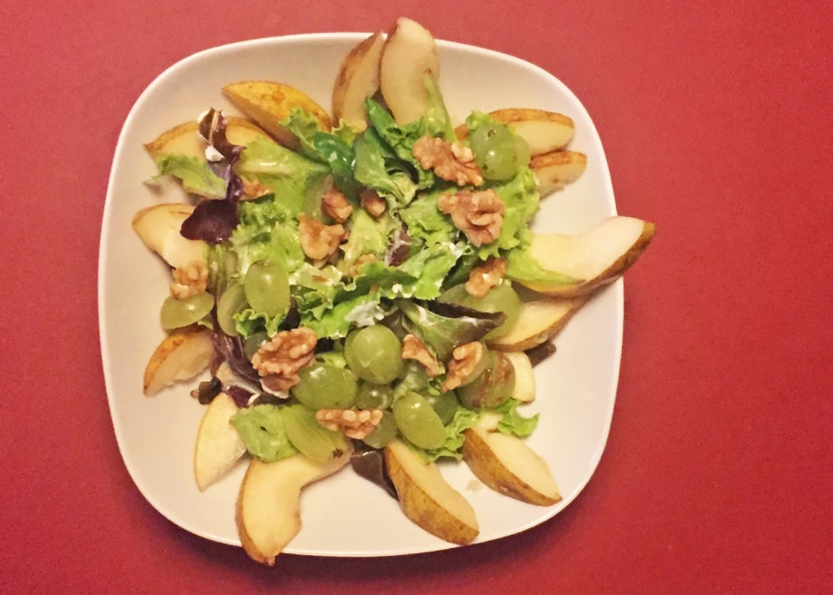 Blattsalat mit Birnen, Weintrauben und Walnüssen