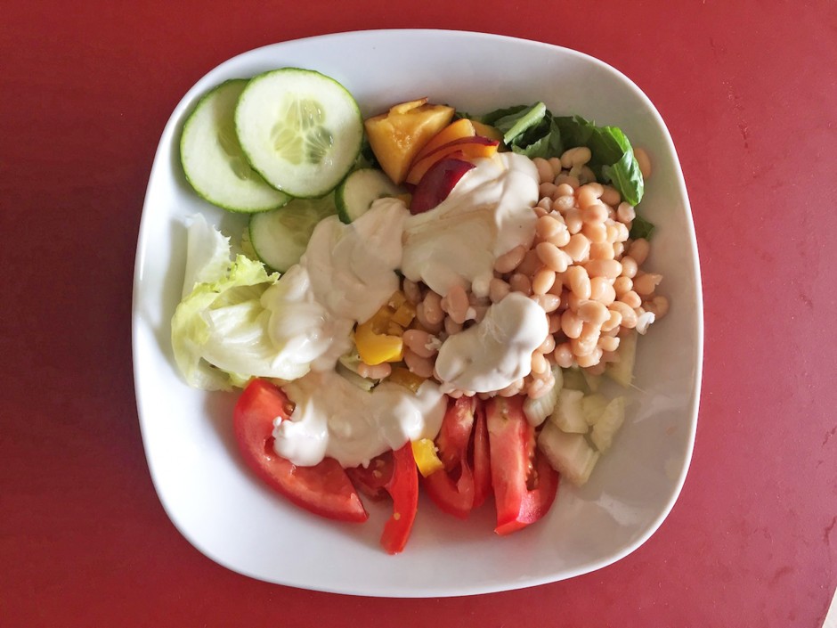 Rohkostbowl mit Nektarine, Bohnen und Sauerrahmdip