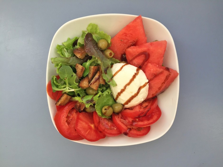 Burrata mit Wassermelone, Balsamicoreduktion, Blattsalat und Croutons
