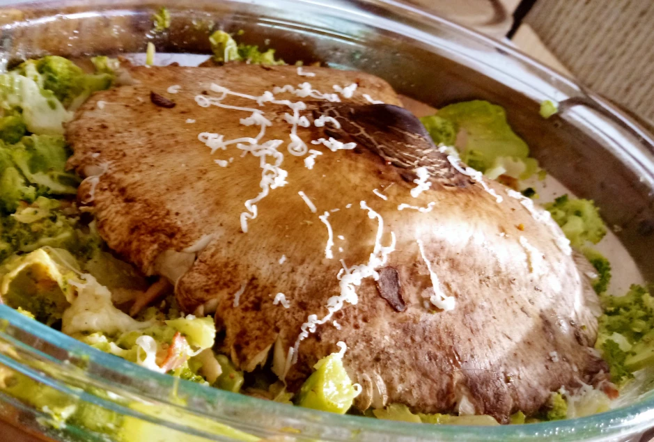 Parasolpilz auf Brokkoligratin