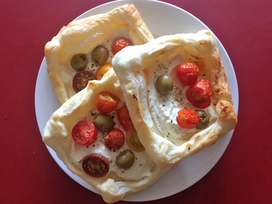 Pikante Blätterteiggolatschen mit Tomatenraritäten und Oliven