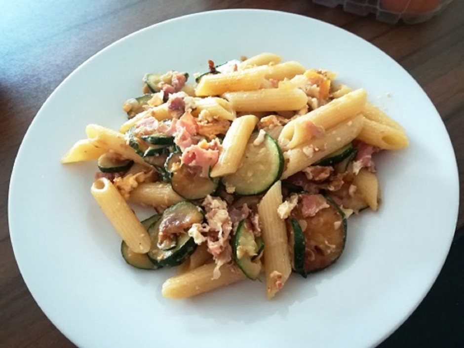 Penne mit Zucchini, Speck und Ei