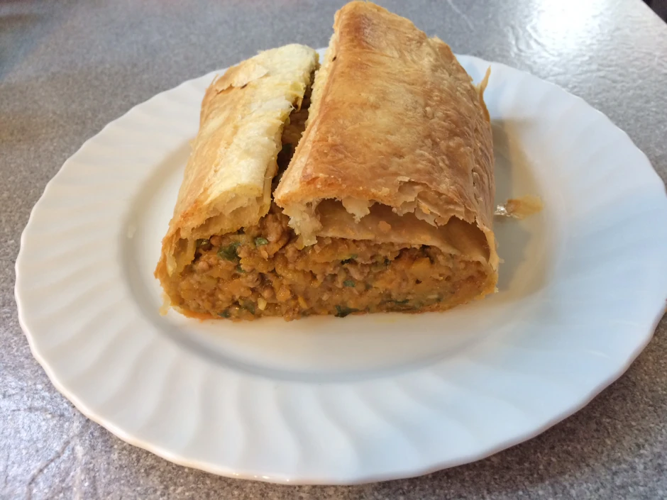 K&uuml;rbisstrudel mit Faschiertem