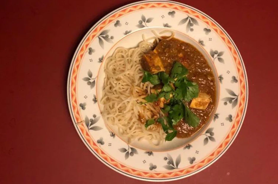Asiatische Nudeln mit Erdnuss-Tofu-Sauce