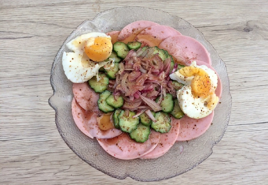 Saure Wurst mit Gurke und Ei
