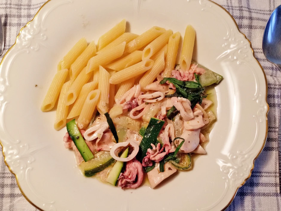 Calamares mit Zucchinistreifen
