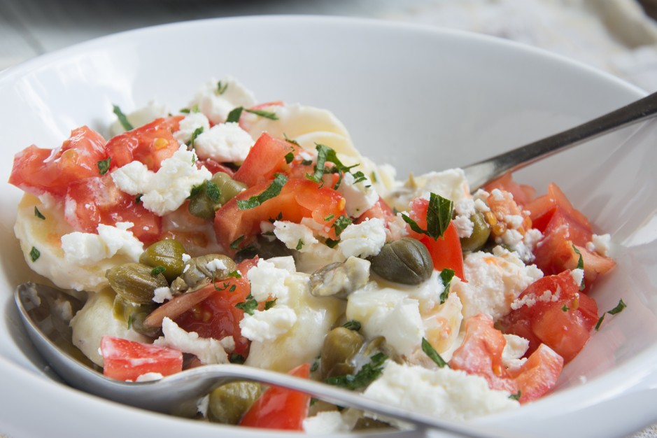 Erdäpfelsalat mit Rahmdressing, Tomaten, Feta, Kapern