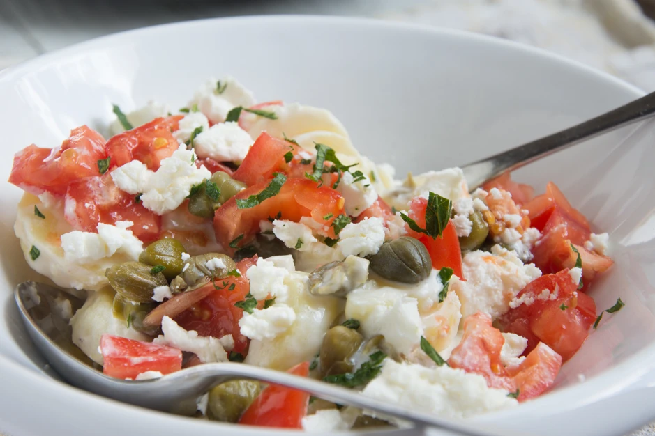 Erdäpfelsalat mit Rahmdressing, Tomaten, Feta, Kapern