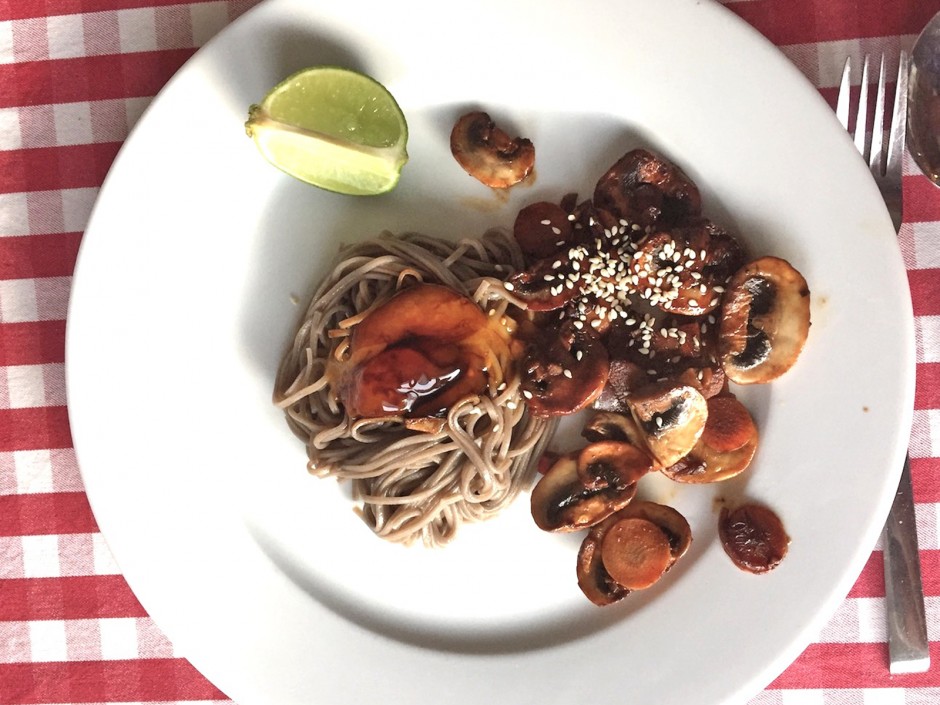Asiatische Sobanudeln mit Champignons und Sesam