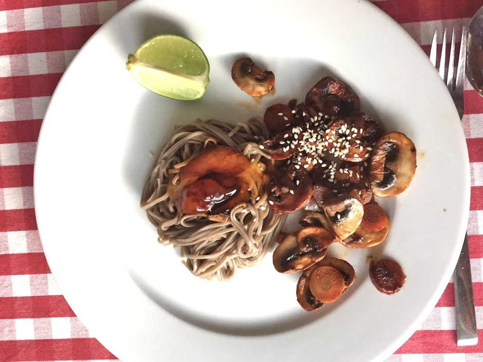 Asiatische Sobanudeln mit Champignons und Sesam