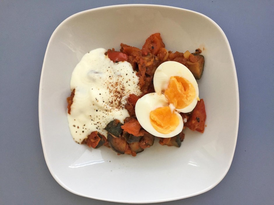 Zucchini-Tomatengemüse mit Joghurt und Ei