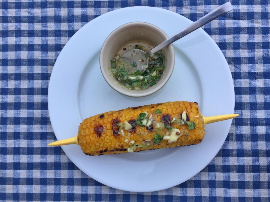 Gegrillte Maiskolben mit Limetten-Korianderdressing